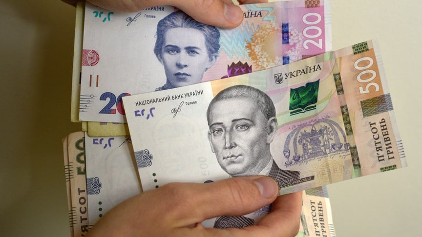 Купюры номиналом 500 и 200 гривен, Киев, 19 октября 2020 года