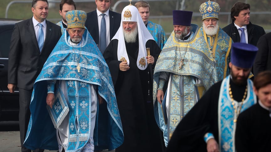 Патріарх РПЦ Кирило (в центрі) та предстоятель Білоруської православної церкви митрополит Павло (другий праворуч) прямують на служби у Церкві Усіх Святих в Мінську, Білорусь, 14 жовтня 2018 року. Священний Синод на чолі із патріархом Кирилом зібрався 15 жовтня у Мінську щодо української автокефалії