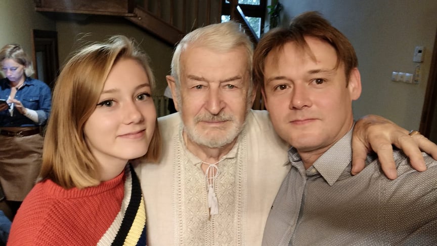 Зорян Базилевич із онуком Ярославом і праонучкою Яриною Зорян Базилевич з онуком Ярославом і правнучкою Яриною