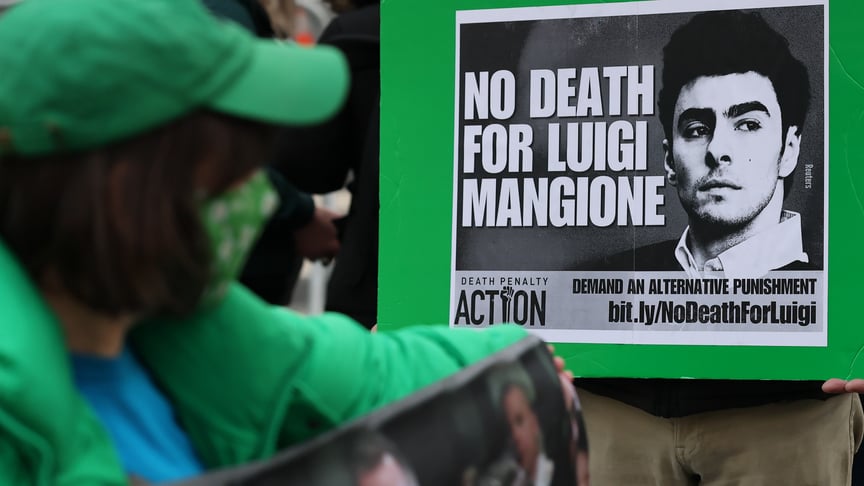 Прихильники Луїджі Манджоне перед Федеральним судом Мангеттену, 9 січня 2026 року в Нью-Йорку