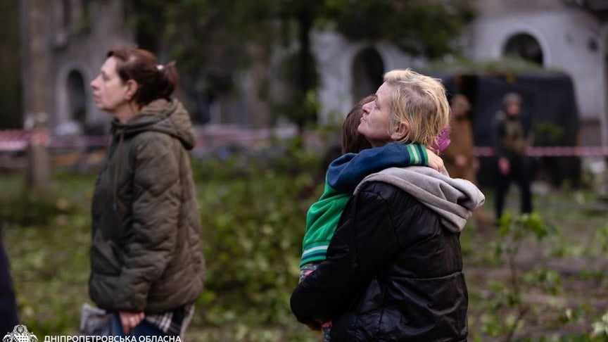Жители Днепропетровской области смотрят на последствия российской атаки, 18 мая 2026 года