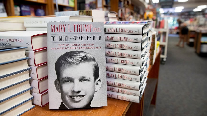 Экземпляры книги Мэри Трамп «Много и никогда не достаточно. Как моя семья создала самого опасного человека в мире» в книжном магазине в Вашингтоне, США, 14 июля 2020 года