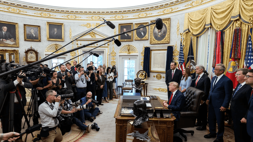 Президент США Дональд Трамп під час спілкування із журналістами у Білому дому