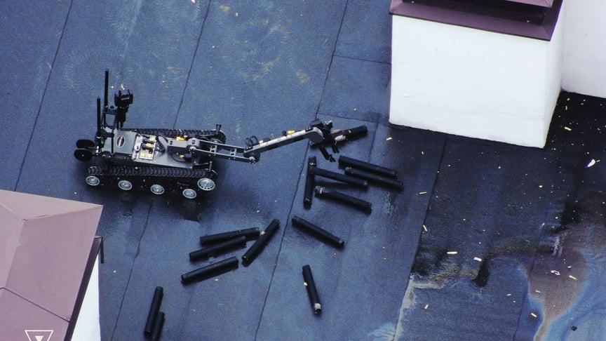 Спасатели собирают взрывоопасные элементы в Вышгороде