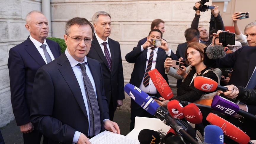 Глава російської делегації для переговорів з Україною Володимир Мединський виступає перед російськими пропагандистами та іноземними медіа у Стамбулі, 15 травня 2025 року