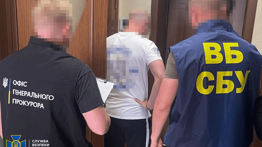 Правоохоронці під час затримання одного із підозрюваних