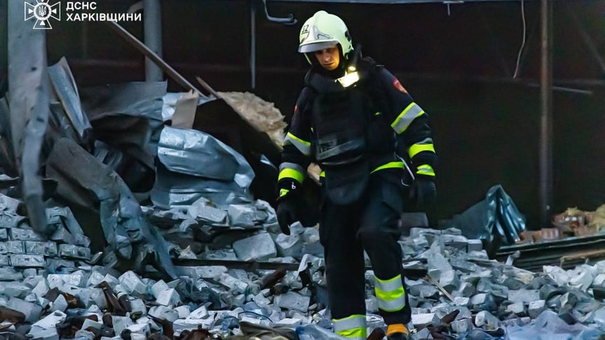 Рятувальник на місці російського удару на Харківщині Рятувальник на місці російського удару на Харківщині