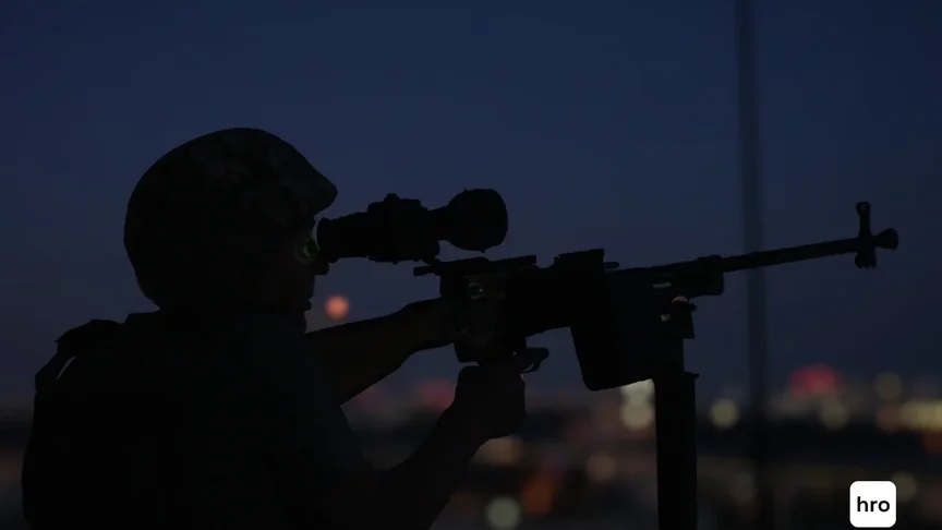 Ілюстративне фото. Доброволець ДФТГ Юрій Ясенчук стоїть за кулеметом UK vz. 59, відстежуючи «шахеди» у небі