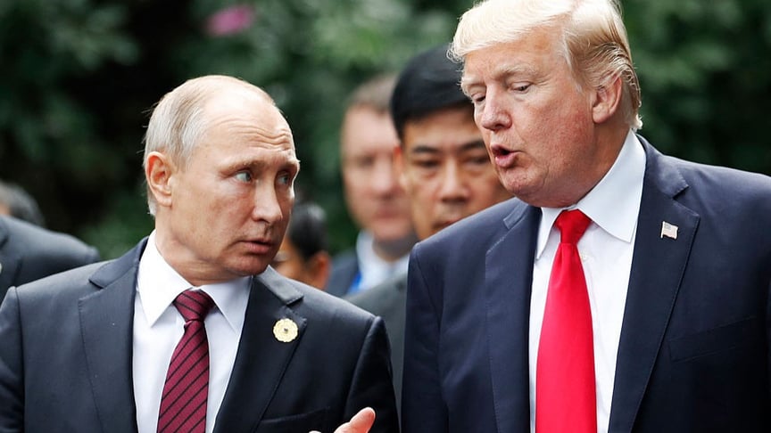 Президент США Дональд Трамп і глава рф володимир путін розмовляють під час саміту лідерів країн Азійсько-Тихоокеанський економічного співробітництва, Дананг, 11 листопада 2017 року
