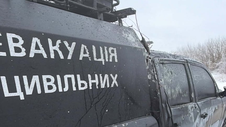 Поврежденный автомобиль, в котором ехал волонтер Денис Христов