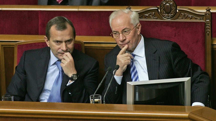 Andriy Klyuyev (L) and Mykola Azarov in the Ukrainian parliament on December 23, 2010.