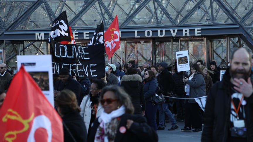 Працівники Лувру страйкують перед входом до музею, Париж, 15 грудня 2025 року
