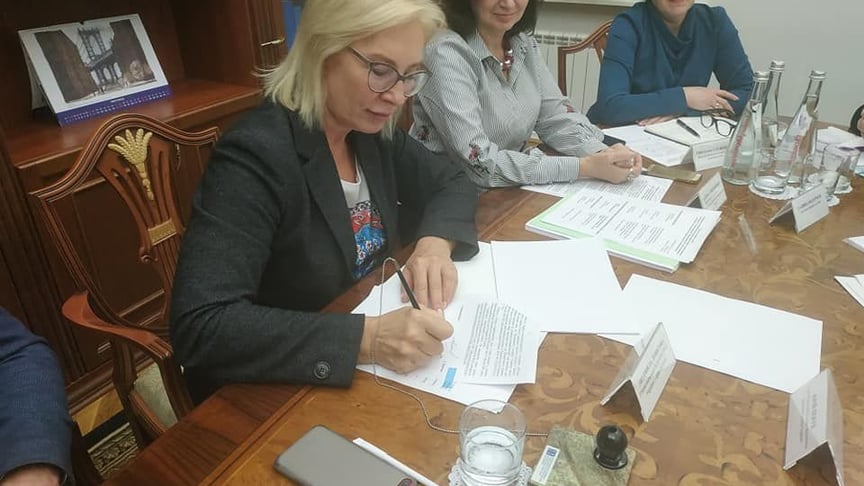 Омбудсменка Людмила Денісова підписує подання до Конституційного суду, у якому просить переглянути припинення виплат пенсій держслужбовцям