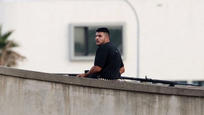 Озброєний чоловік, який напав на людей, що святкували Хануку на пляжі в Сіднеї. Ймовірно, його ім'я — Навід Акрам Озброєний чоловік, який напав на людей, що святкували Хануку на пляжі в Сіднеї. Ймовірно, його ім'я — Навід Акрам