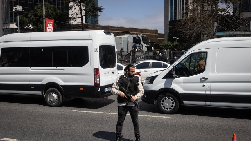 Поліціянт стоїть біля огородженої зони будівлі ізраїльського консульства після стрілянини, Стамбул, Туреччина, 7 квітня 2026 року Поліціянт стоїть біля огородженої зони будівлі ізраїльського консульства після стрілянини, Стамбул, Туреччина, 7 квітня 2026 року