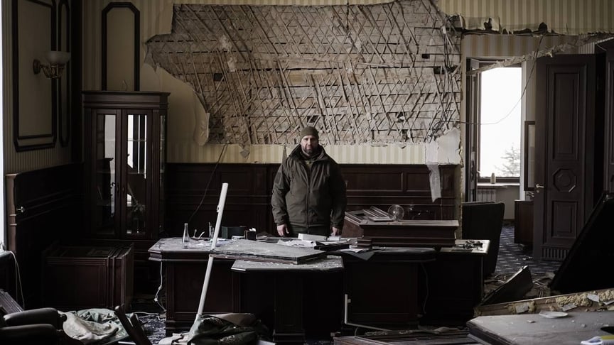 Фото кабінету голови Харківської ОВА Олега Синєгубова після ракетного удару російських окупантів 1 березня, під час якого загинули вже щонайменше 29 людей