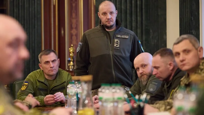 Вадим Сухаревський стоїть під час наради військових