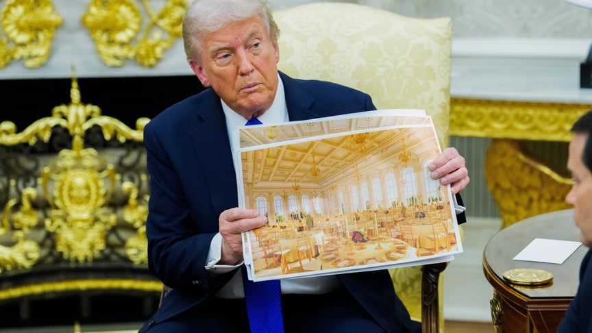 Президент США Дональд Трамп демонструє візуалізацію бальної зали у Білому домі