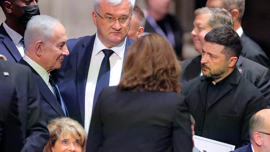 Прем'єр-міністр Ізраїлю Беньямін Нетаньягу (ліворуч), міністр закордонних справ України Андрій Сибіга (по центру) та президент України Володимир Зеленський під час прощання з Ліндсі Гремом, Вашингтон, 28 липня 2026 року
