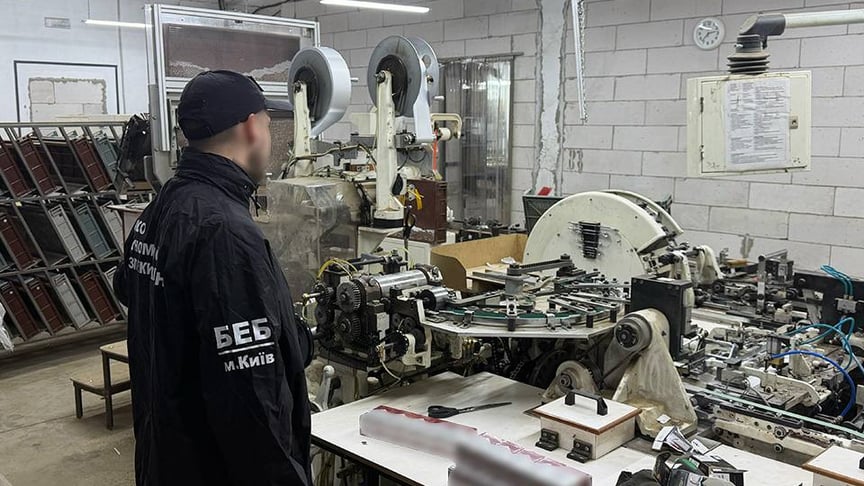 У Чернівцях викрили підпільне підприємство з виробництва цигарок