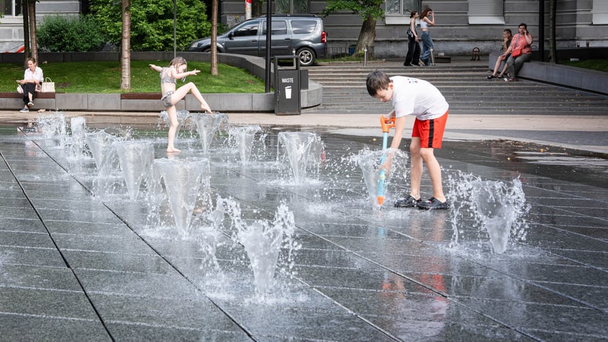 Ілюстративне фото.  Хлопчик грається у фонтані в Києві, щоб охолодитися під час літньої спеки, 3 червня 2025 року