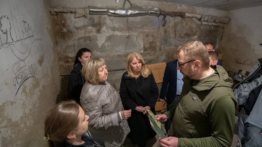 Президентка Словаччини Зузана Чапутова відвідує підвал у Ягідному, де росіяни утримували всіх місцевих жителів