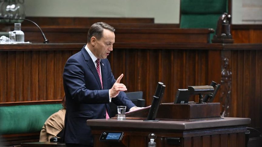 Міністр закордонних справ Польщі Радослав Сікорський під час виступу в Сеймі 26 лютого