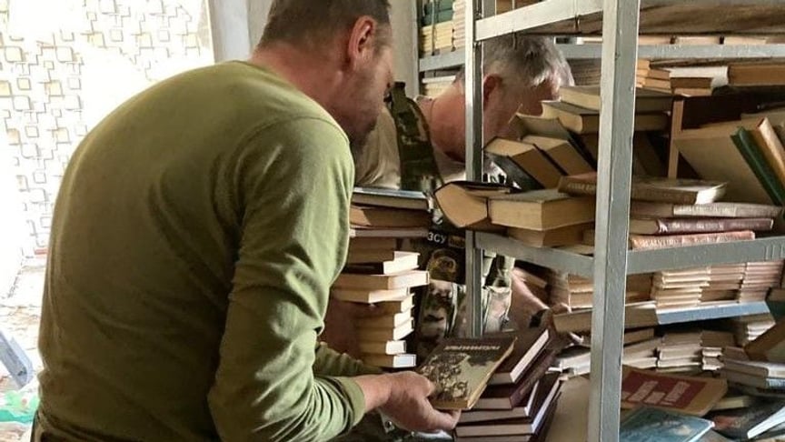 Военные эвакуируют книги из Северска