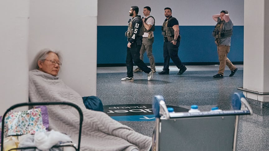 Агенти ICE патрулюють у Міжнародному аеропортув Ньюарку, штат Нью-Джерсі, 23 березня 2026 року