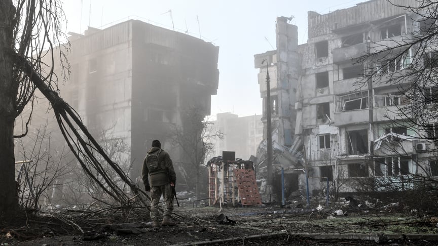 Військовослужбовець біля пошкоджених житлових будинків у прифронтовому місті Оріхів, Запорізька область, 26 березня 2026 року