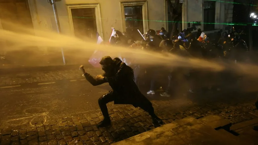 Поліціянти використовують водомети для розгону демонстрантів під час протестів у Грузії, 1 грудня 2024 року