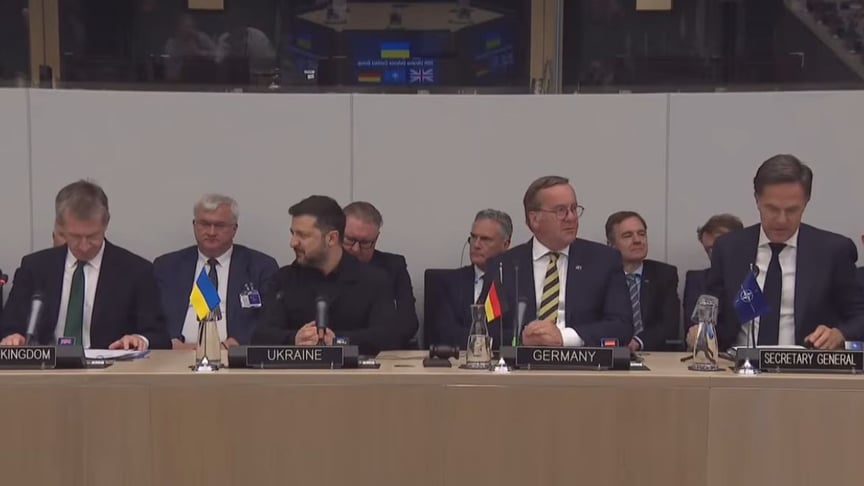 Зліва направо. Міністр оборонм Великої Британії Ден Джарвіс, президент України Володимир Зеленський, міністр оборони Німеччини Борис Пісторіус, генеральний секретар НАТО Марк Рютте на відкритті засідання контактної групи «Рамштайн», 18 червня 2026 року