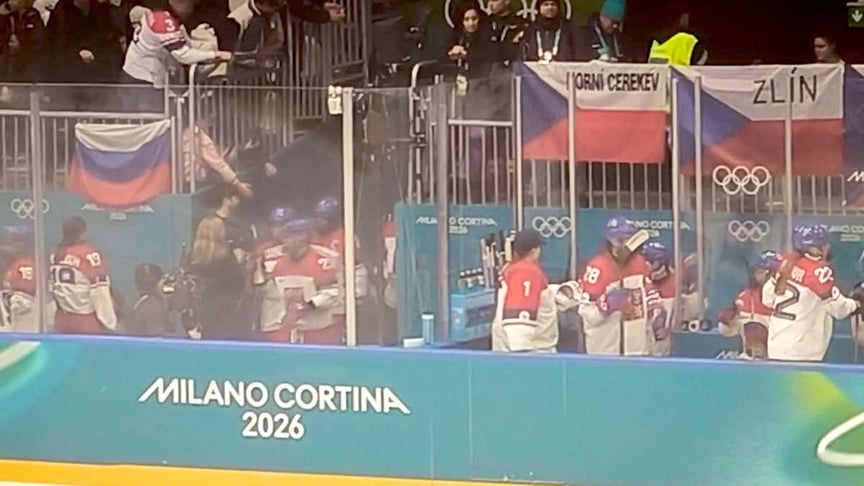 російських прапор біля лави запасних чеської хокейної збірної