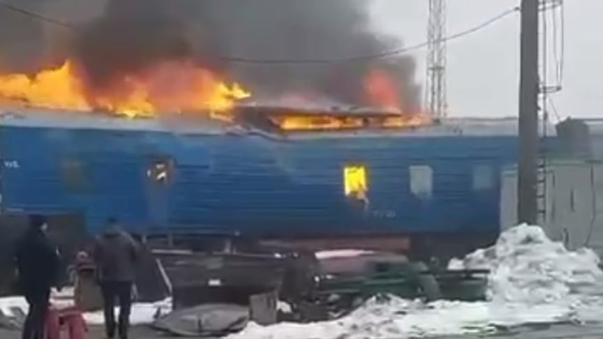 Скриншот із відео охопленого вогнем вагона на станції Синельникове