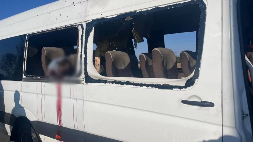 Рейсовий автобус на Нікопольщині, по якому росіяни вдарили безпілотником Рейсовий автобус на Нікопольщині, по якому росіяни вдарили безпілотником