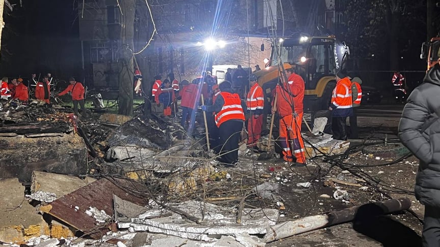 Коммунальщики работают на месте российского обстрела Одессы, 5 апреля 2026 года