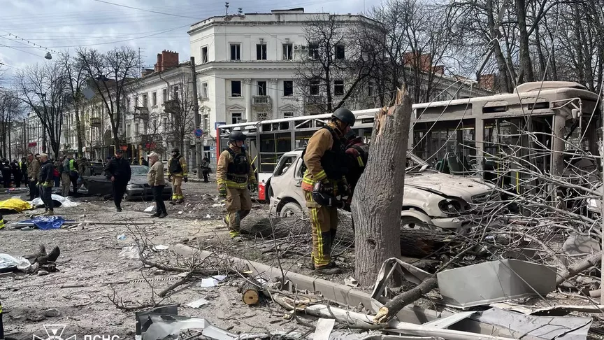 Рятувальники працюють на місці удару у Сумах, 13 квітня 2025 року