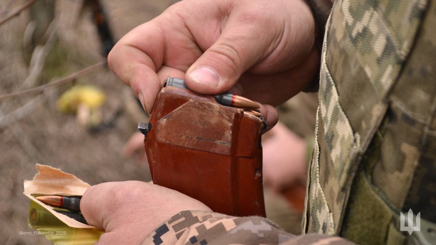 Иллюстративное фото. Украинский военный ставит патроны в магазин
