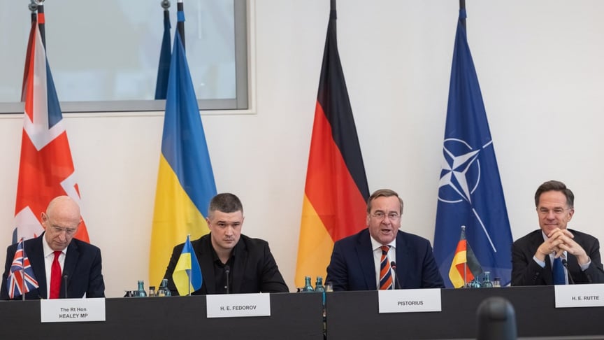 Міністри оборони Великої Британії, України, Німеччини (зліва направо — Джон Гілі, Михайло Федоров, Борис Пісторіус) та Генеральний секретар НАТО Марк Рютте