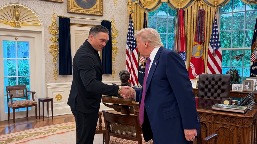Український боксер Олександр Усик та президент США Дональд Трамп в Овальному кабінеті Білого дому, 13 червня 2026 року Український боксер Олександр Усик та президент США Дональд Трамп в Овальному кабінеті Білого дому, 13 червня 2026 року