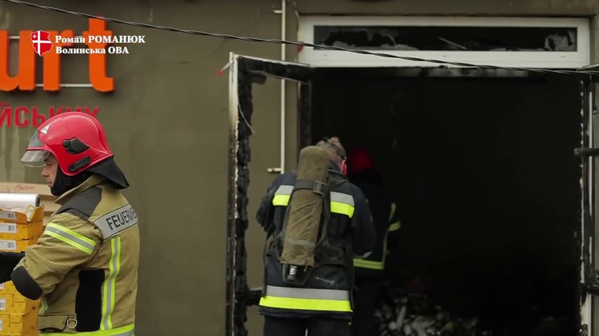 Поврежденный в результате российского обстрела магазин в Луцке, 14 октября 2026 года
