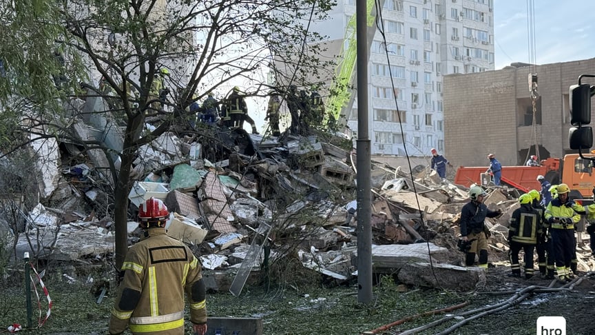Рятувальники працюють на місці обстрілу у Києві, 14 травня 2026 року