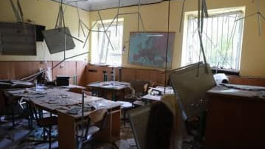 Разрушенная российско-оккупационными войсками школа в Киевской области
