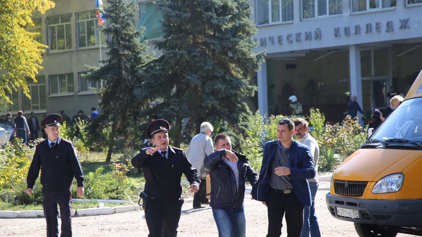 Поліція працює на місці вибуху та стрілянини в коледжі Керчі, 17 жовтня 2018