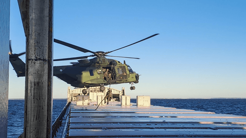 Фінські поліціянти та прикордонники висаджуються на борт судна Fitburg
