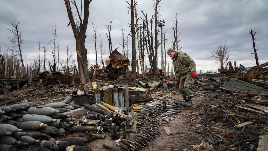 Сапер збирає нерозірвані боєприпаси в Гостомелі на Київщині, 18 квітня 2022 року