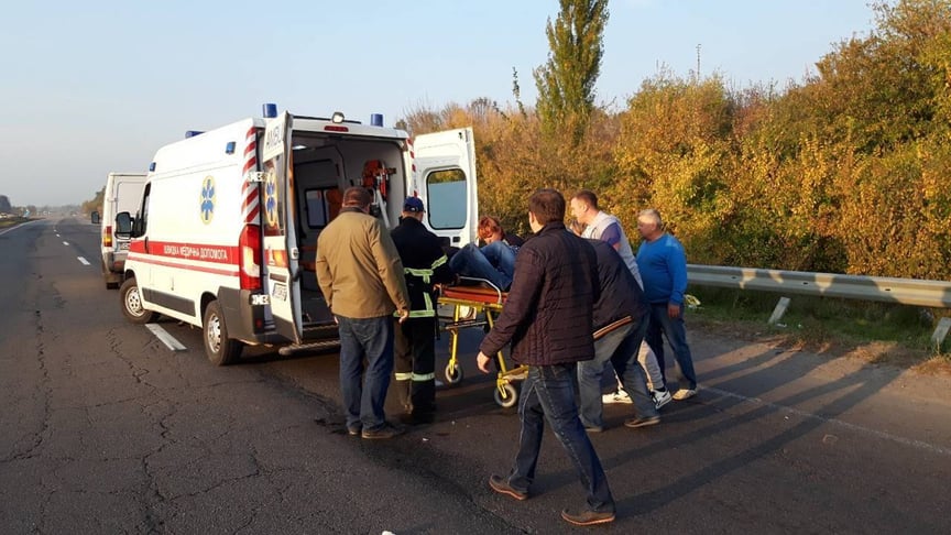 Рятувальники евакуюють постраждалих до лікарень