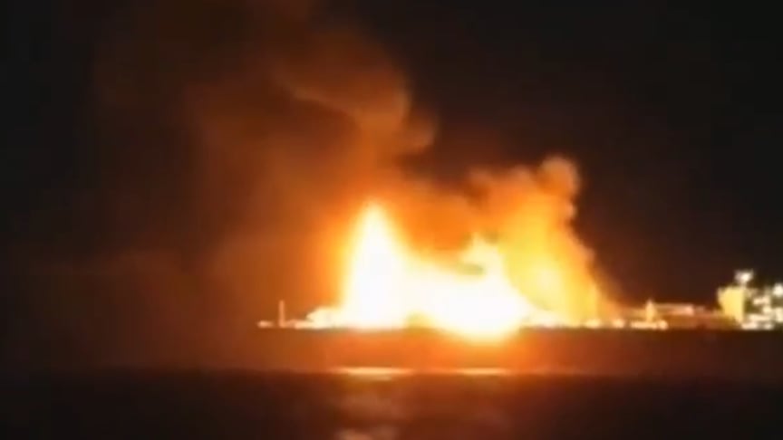 У Середземному морі горить підсанкційний танкер під російським прапором