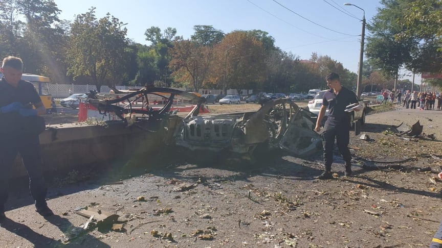 В Днепре в результате взрыва автомобиля погибли два человека. Полиция подозревает теракт