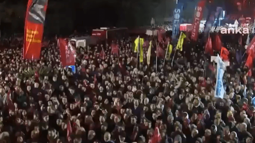 У Стамбулі десятки тисяч людей вийшли на протест через затримання мера Імамоглу, 19 березня 2025 року У Стамбулі десятки тисяч людей вийшли на протест через затримання мера Імамоглу, 19 березня 2025 року